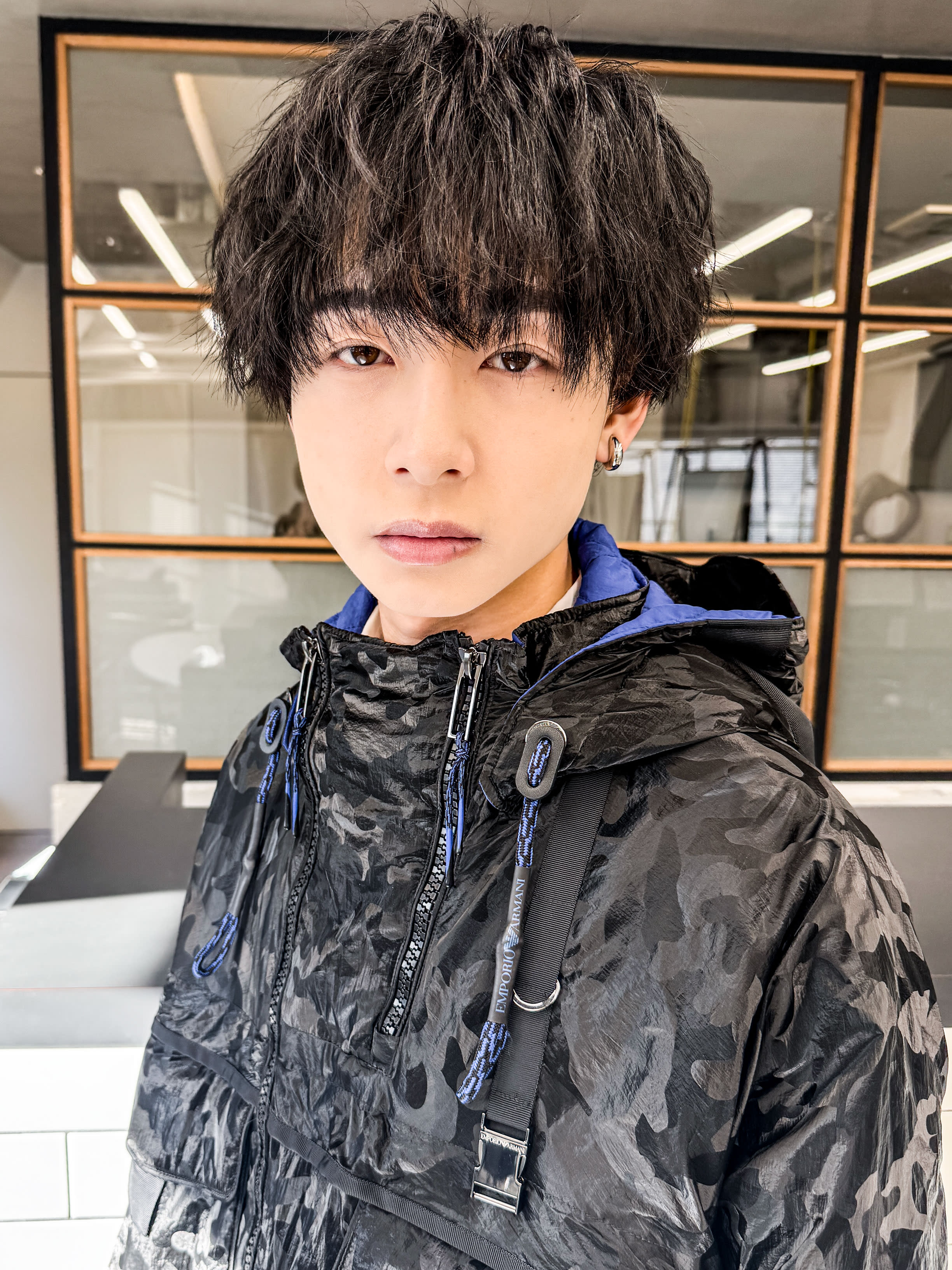 L men's 渋谷 メンズカット/眉毛/メンズ パーマ/ニュアンスパーマ【エル メンズ】のスタイル紹介。冬パーマ◎ツイスパ縦落ちスパイラル×黒髪マッシュ好感度UP