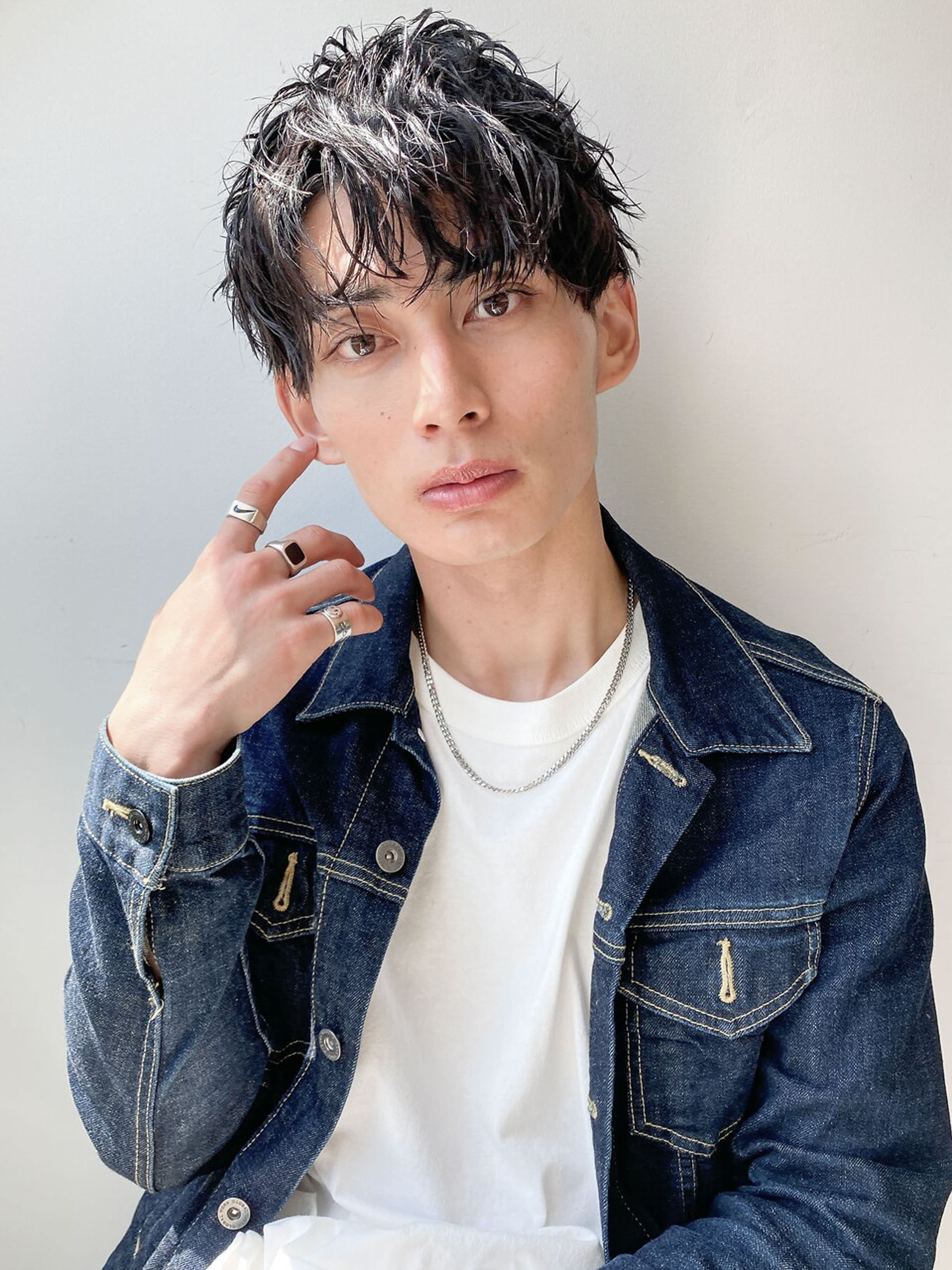 L men's 渋谷 メンズカット/眉毛/メンズ パーマ/ニュアンスパーマ【エル メンズ】のスタイル紹介。好印象メンズパーマ波巻きツイスパセンターパートナチュラル