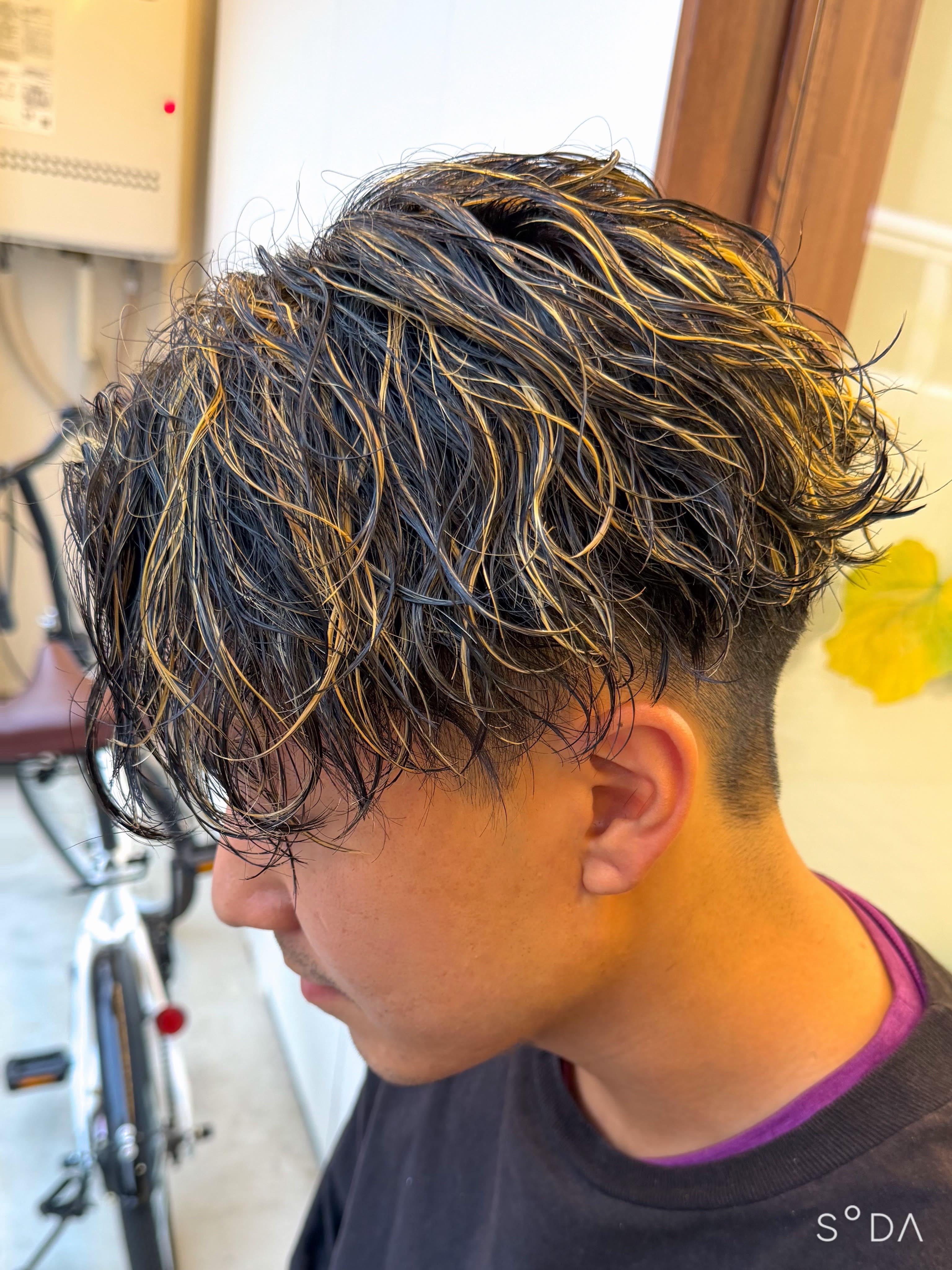 QOL villa mens salon 立川北口【クオル ヴィラ メンズサロンタチカワ】のスタイル紹介。ハイライト無造作パーマハイライトセンターパート