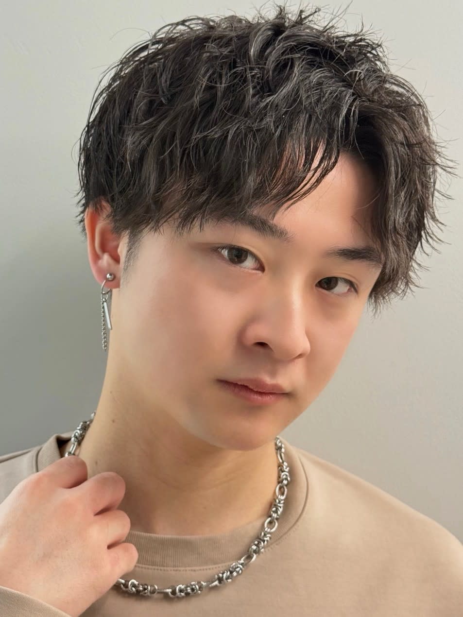 Men's salon SEPT. 博多【メンズサロン セプト ハカタ】のスタイル紹介。ツイストパーマ 刈り上げセンターパート 束感 オリーブカラー