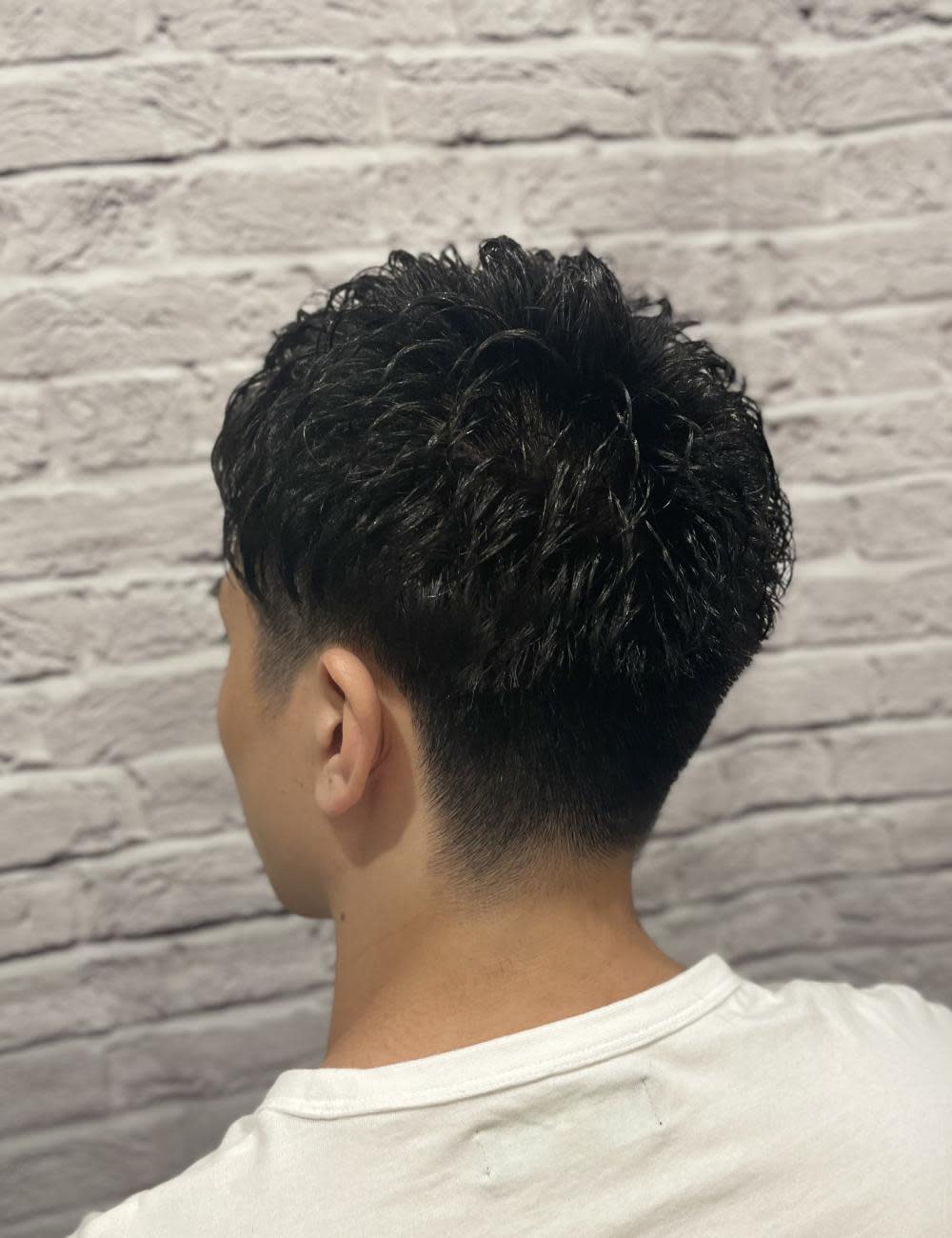 グレイスフルバーバー プラチナム【グレイスフルバーバー プラチナム】のスタイル紹介。アイロンパーマで作るツーブロックショート