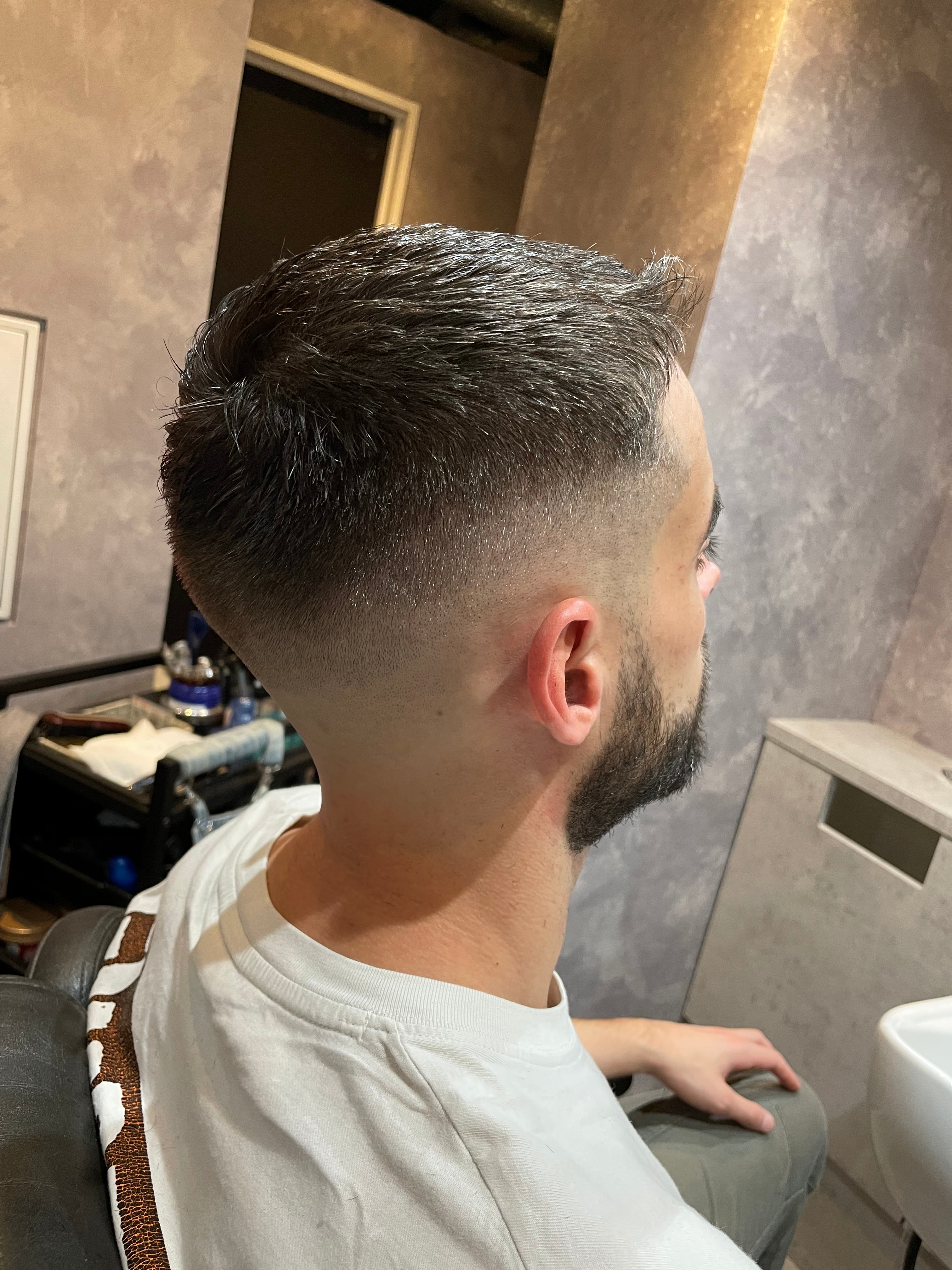 MEGURO BARBER SHOP 6PPONGI 目黒六【メグロ バーバー ショップ ロッポンギ メグロク】のスタイル紹介。フェザーアップ／ハイフェード