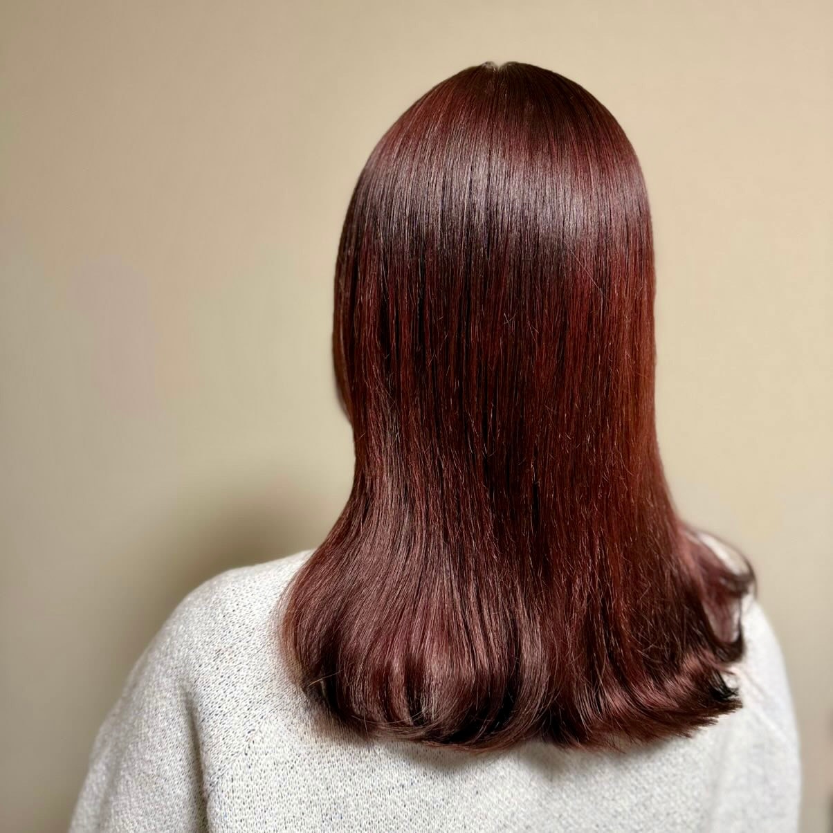 ouioui hair make et cetera【ウイウイ　ヘアメイクエトセトラ】のスタイル紹介。ボルドールビーの艶やかロング