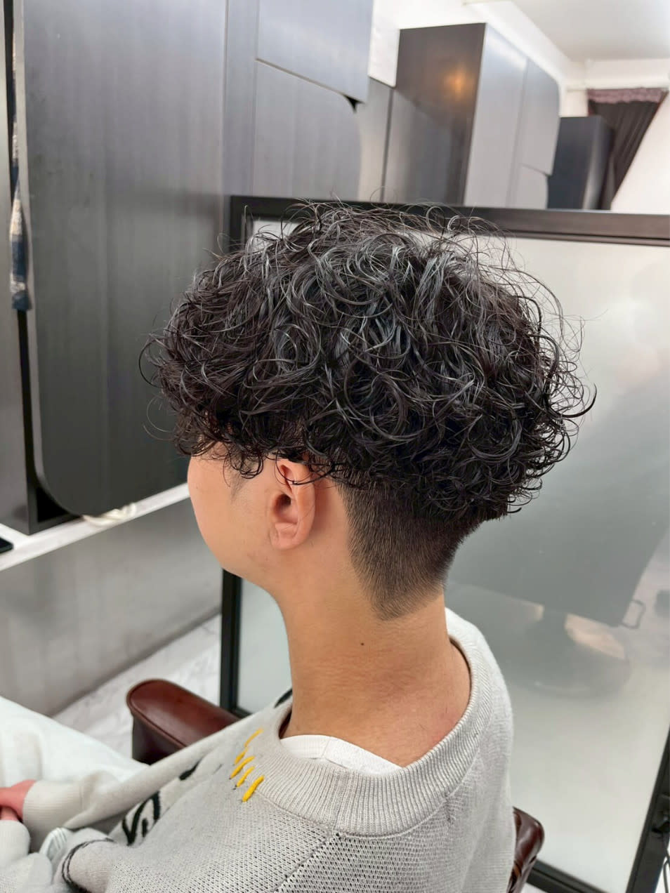 MEN'S SALON SOLEIL by alfRed【メンズサロンソレイユ バイアルフレッド】のスタイル紹介。刈り上げ マッシュ カーリーパーマ 黒髪 束感　メンズ