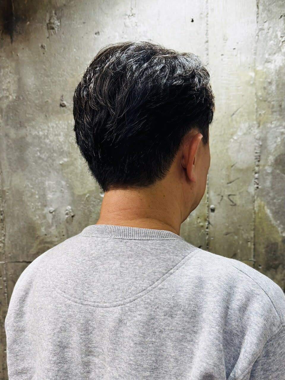 MEN'S SALON alfRed 瑞穂店【メンズサロン アルフレッド ミズホテン】のスタイル紹介。くせ毛を活かした清潔感ショート　横後ろすっきり　大人メンズ