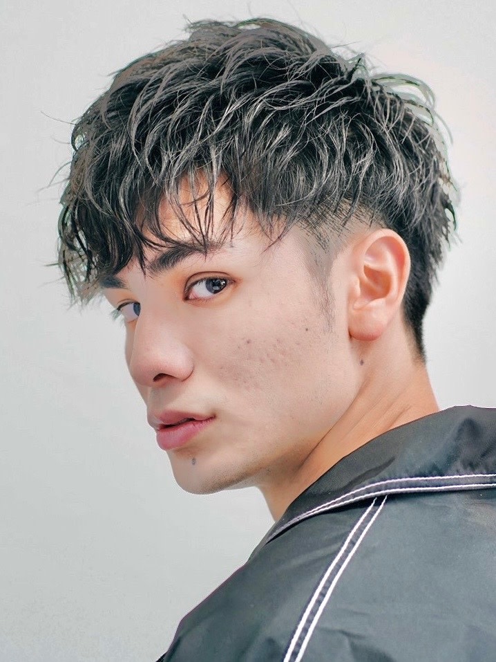 Genie -メンズカット & メンズパーマ 新百合ヶ丘【ジーニーメンズカットアンドメンズパーマ シンユリガオカ】のスタイル紹介。サーフカール/刈り上げセンターパート/波巻きツイストスパイラ