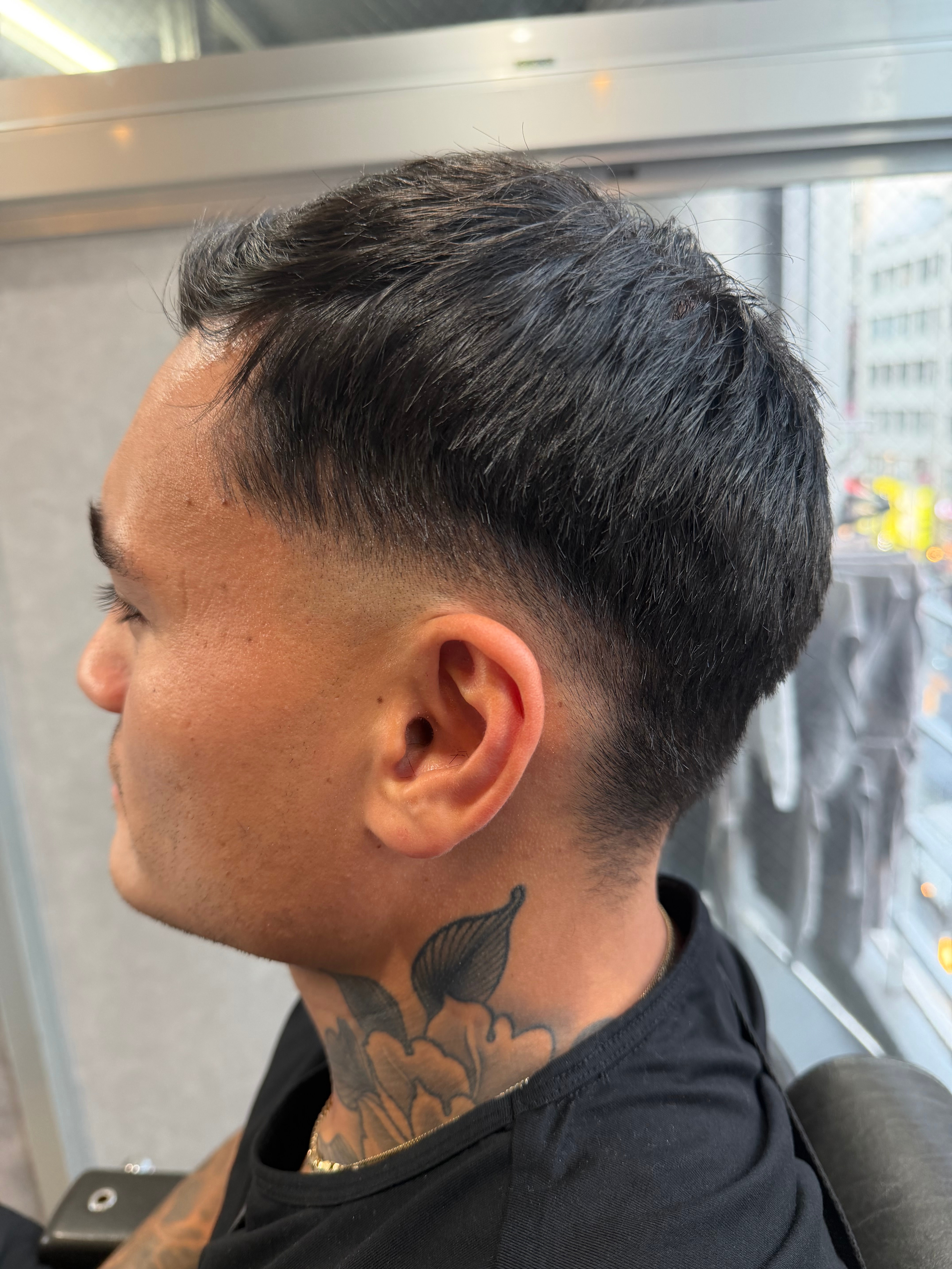 MEGURO BARBER SHOP 6PPONGI 目黒六【メグロ バーバー ショップ ロッポンギ メグロク】のスタイル紹介。バーストフェード