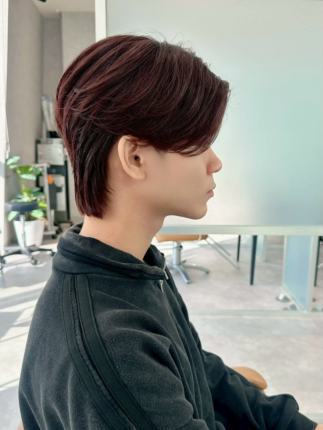 Men’s salon Zina 天神 ［メンズカット/眉毛/韓国/パーマ］【メンズサロンジーナ】【メンズサロン　ジーナ　テンジン　メンズカット　マユゲ　カンコク　パーマ　メンズサロン　ジーナ】のスタイル紹介。韓国風センターパート(ダウンパーマ/ナチュラル/韓国風)