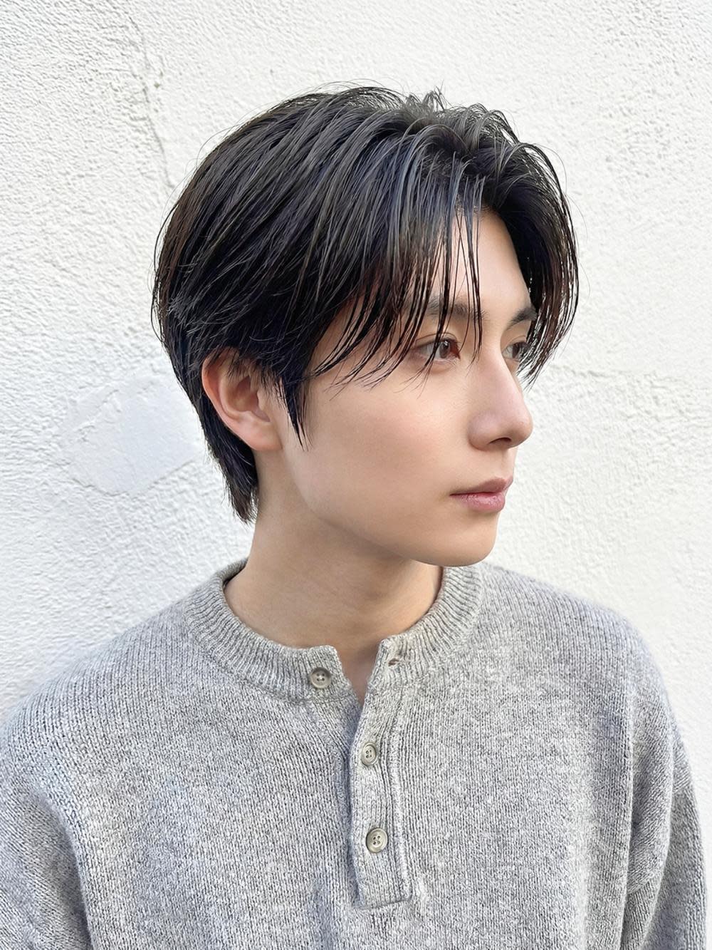 MEN'S SOURCE 塚口【メンズ ソース ツカグチ】【メンズ ソース ツカグチ】のスタイル紹介。フェザーカット×センターパート/メンズ